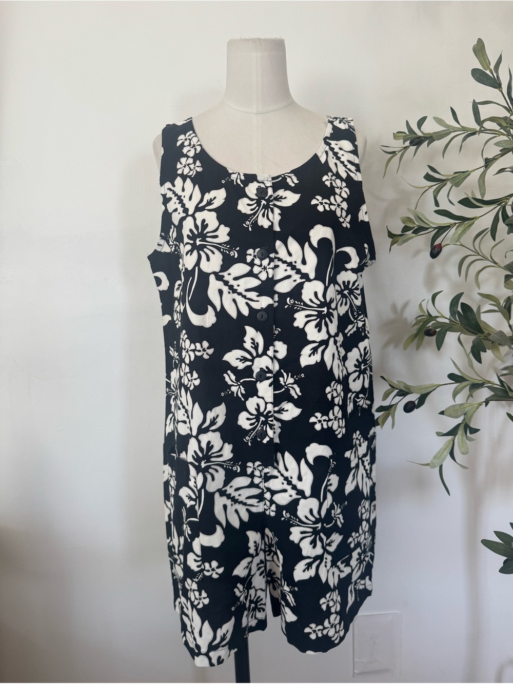 TJ Made in Hawaii Black White Hawaiian Floral Romper Women’s Sleeveless Button F